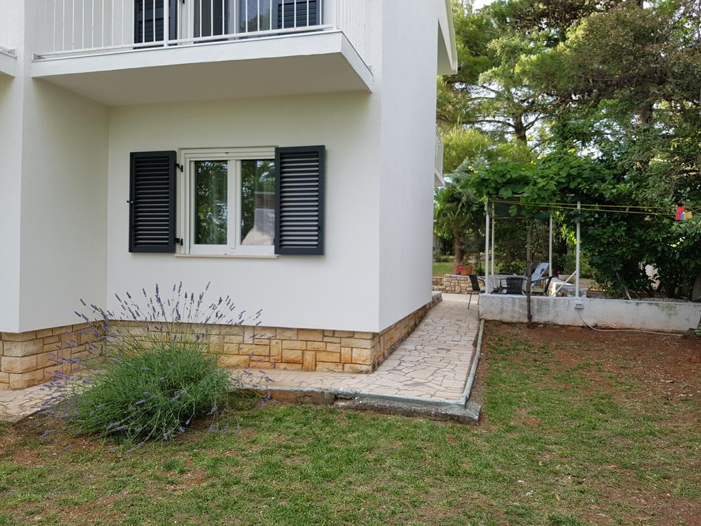 Villa Rosa With Yard And Children'S Playground Tar-Vabriga Kültér fotó